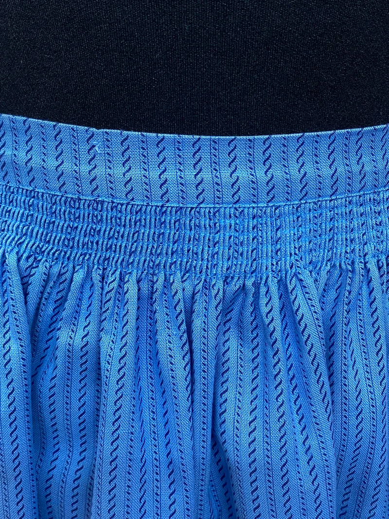 Vintage Dirndlschürze hellblau - gemustert, kurz